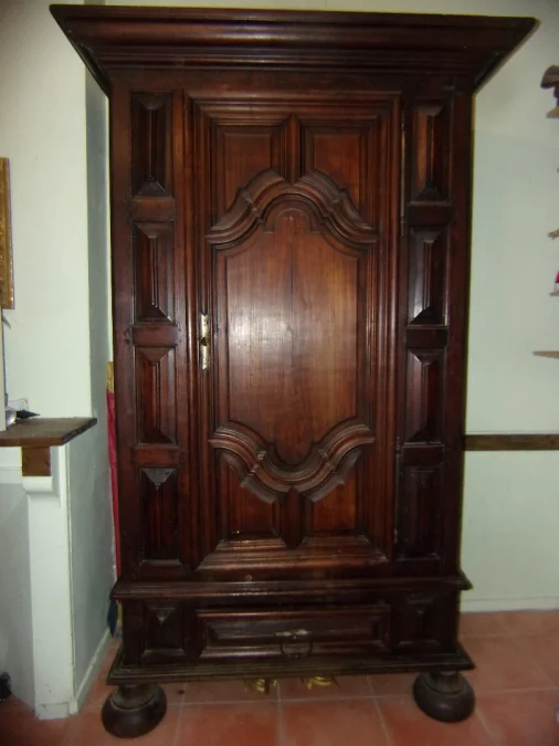 Armoire, Bonnetière en bois en bois massif époque fin 18 ème.