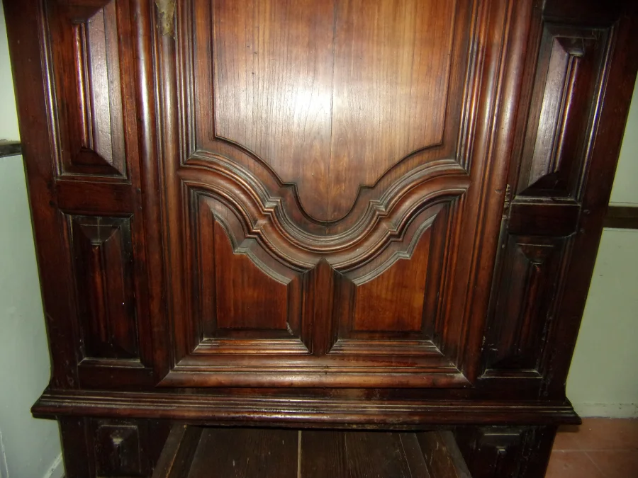 Armoire, Bonnetière en bois en bois massif époque fin 18 ème.