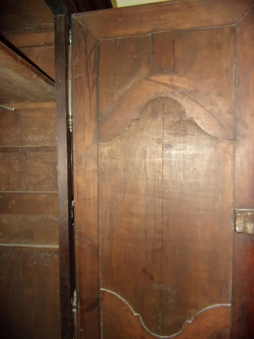 Armoire, Bonnetière en bois en bois massif époque fin 18 ème.