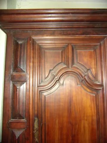 Armoire, Bonnetière en bois en bois massif époque fin 18 ème.