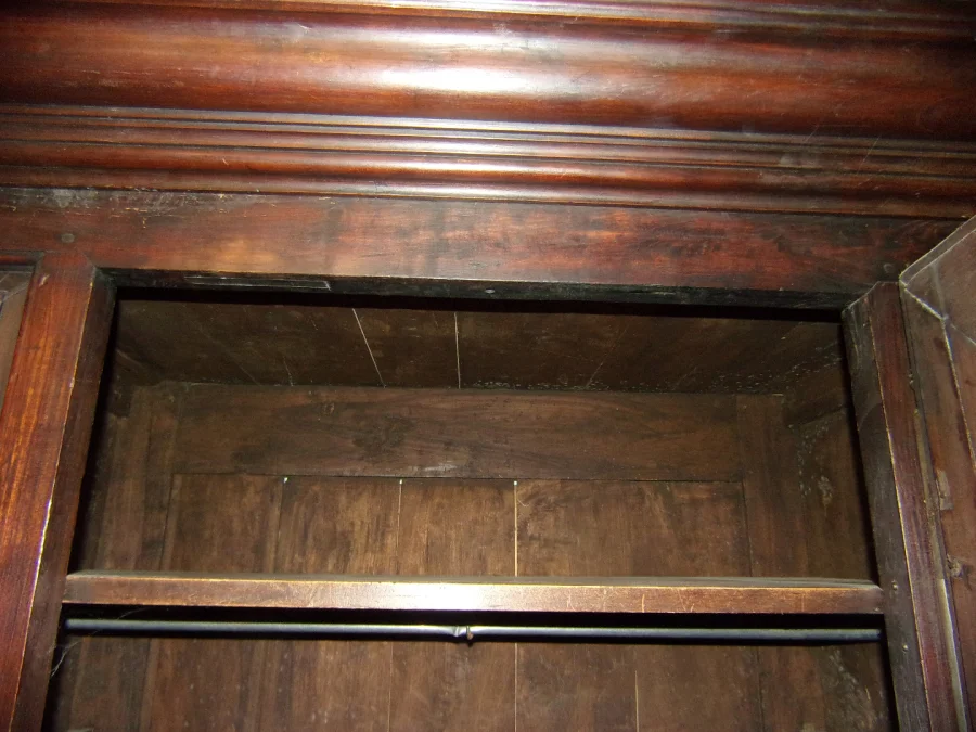 Armoire, Bonnetière en bois en bois massif époque fin 18 ème.