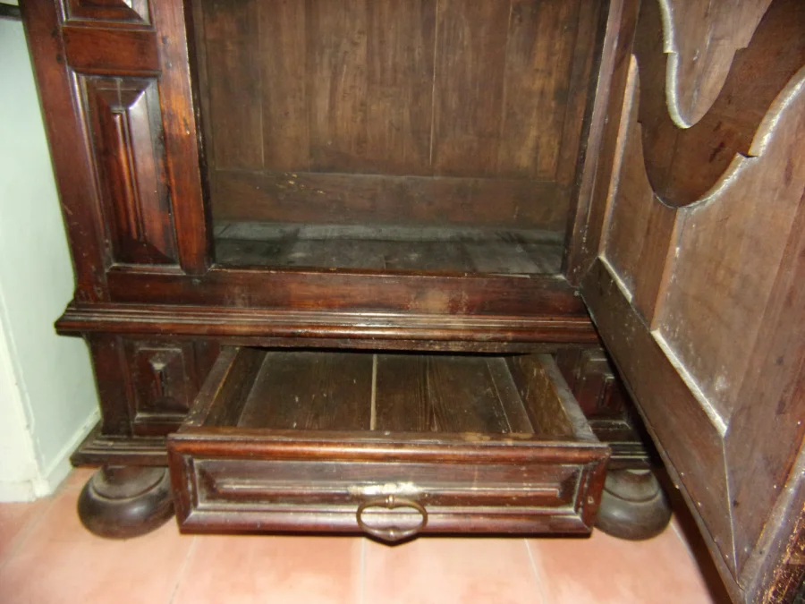 Armoire, Bonnetière en bois en bois massif époque fin 18 ème.