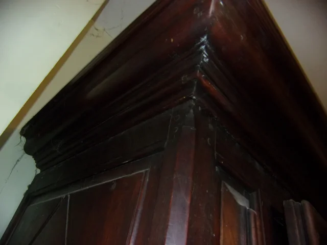 Armoire, Bonnetière en bois en bois massif époque fin 18 ème.