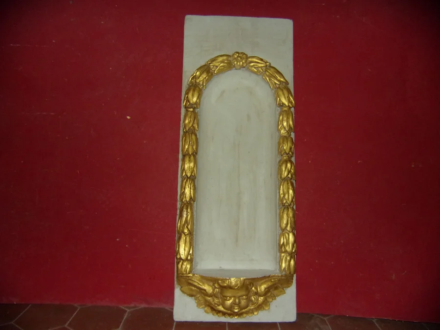 Socle en bois sculpté peint et doré, époque 18ème.