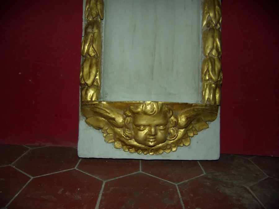 Socle en bois sculpté peint et doré, époque 18ème.