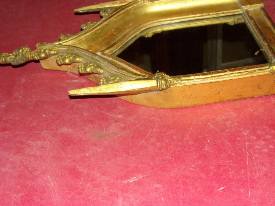 Miroir de style Néogothique en bois doré, époque 19ème.