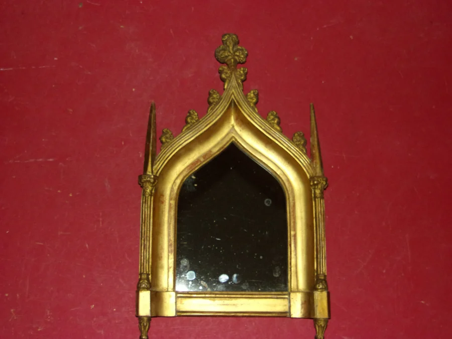 Miroir de style Néogothique en bois doré, époque 19ème.