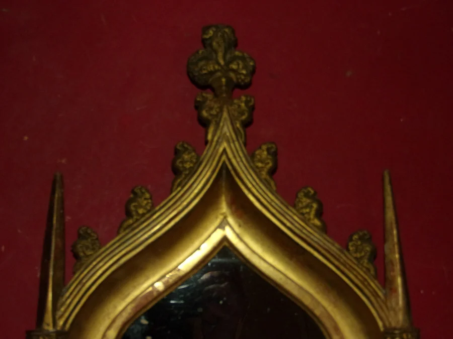 Miroir de style Néogothique en bois doré, époque 19ème.