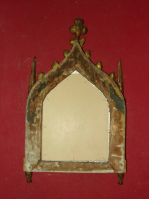 Miroir de style Néogothique en bois doré, époque 19ème.