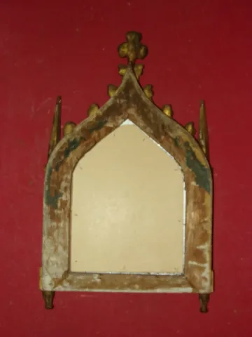 Miroir de style Néogothique en bois doré, époque 19ème.