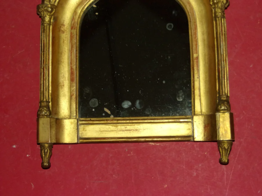 Miroir de style Néogothique en bois doré, époque 19ème.