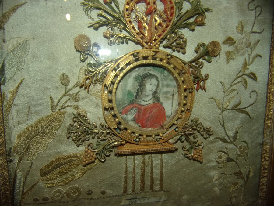 Tableau de couvent en Paperolles; Médaillon de Saint, époque fin 18ème.