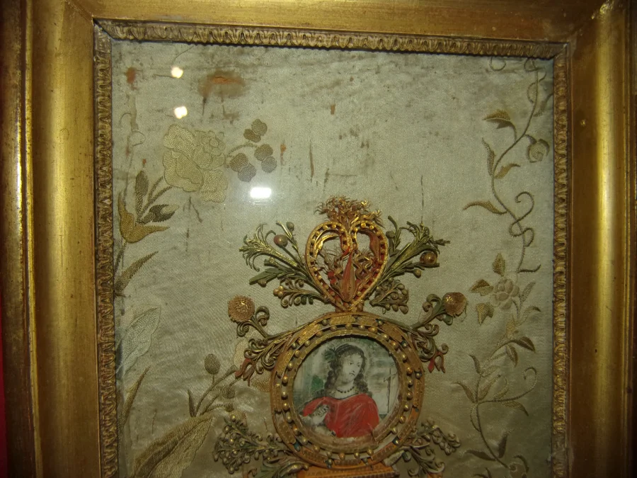 Tableau de couvent en Paperolles; Médaillon de Saint, époque fin 18ème.