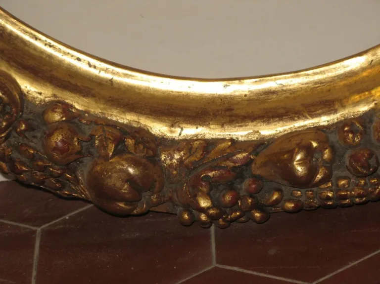 Cadre ovale époque 19ème en bois doré.