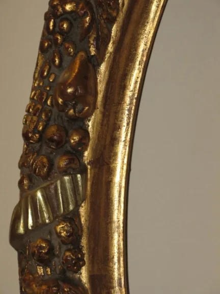 Cadre ovale époque 19ème en bois doré.