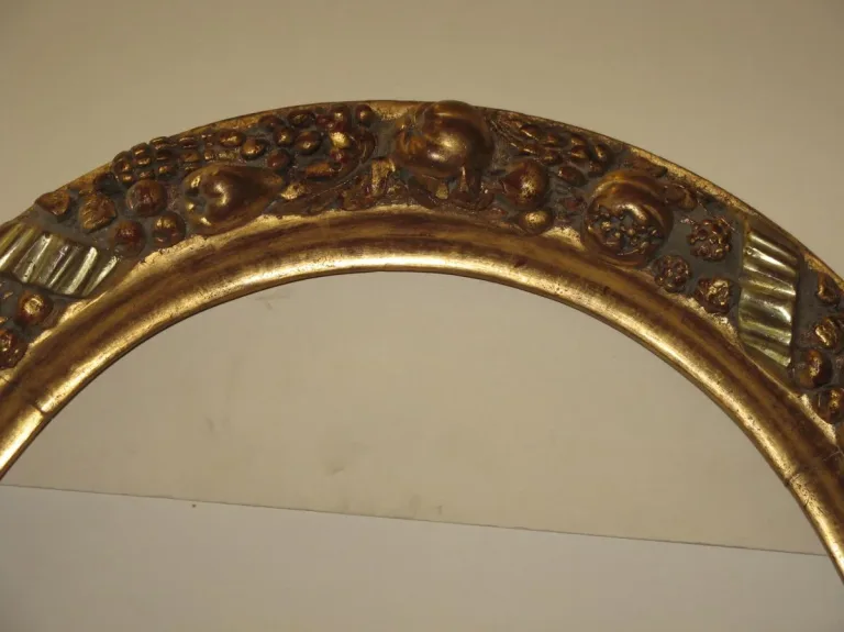 Cadre ovale époque 19ème en bois doré.