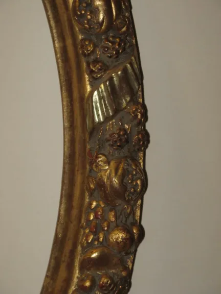 Cadre ovale époque 19ème en bois doré.