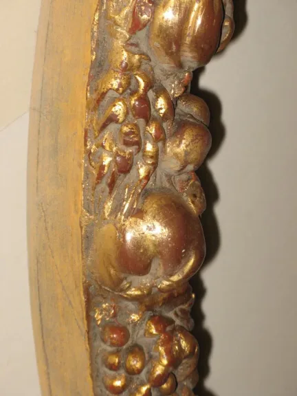 Cadre ovale époque 19ème en bois doré.