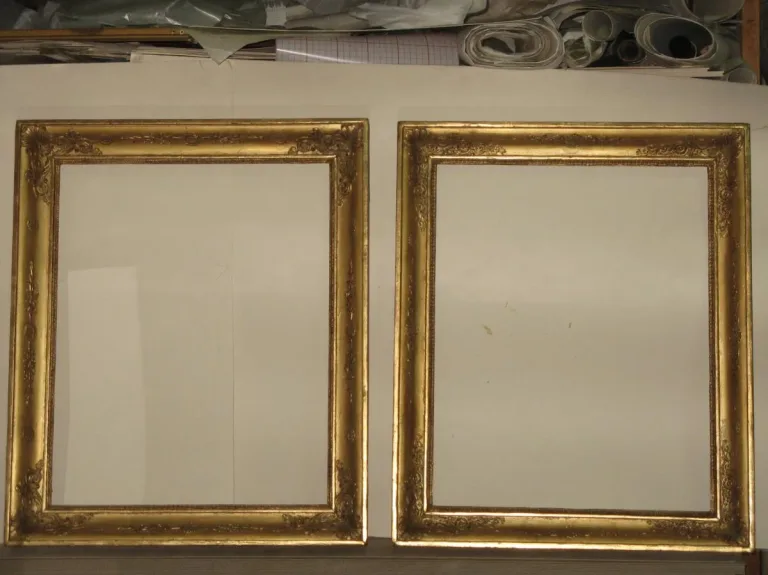 Paire de cadres époque 19ème en bois doré.
