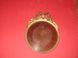 Cadre en bronze, époque 19ème. Signé.