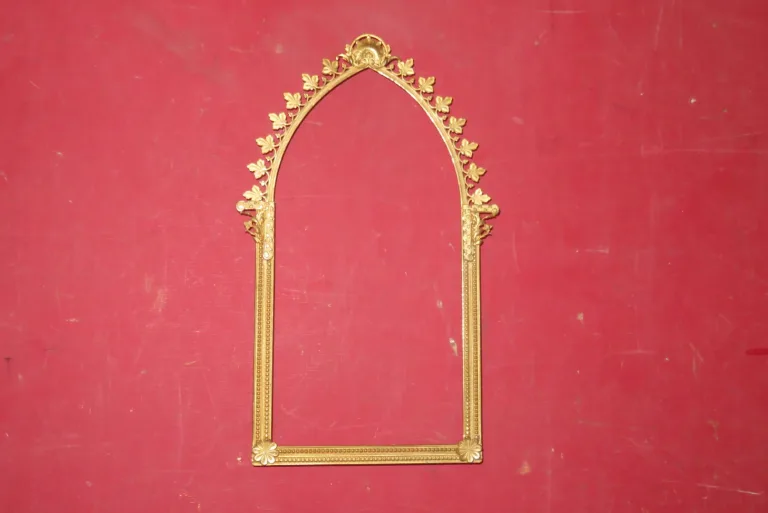 Cadre de forme, en cuivre doré, époque 19ème.