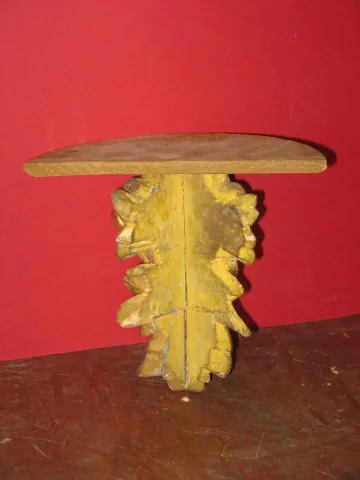 Consola, époque 19ème en bois doré.