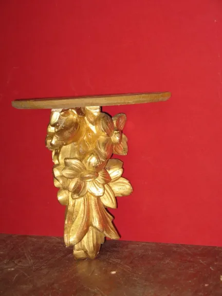 Console, époque 19ème en bois doré.