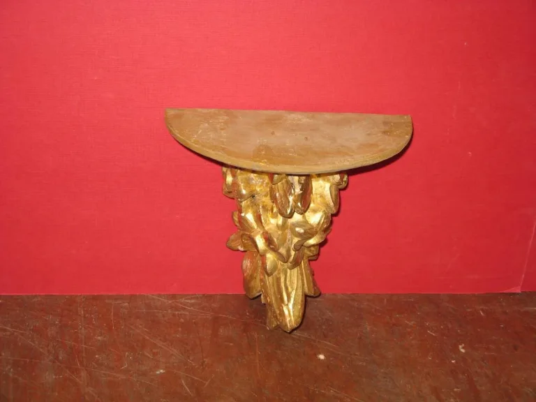 Console, époque 19ème en bois doré.