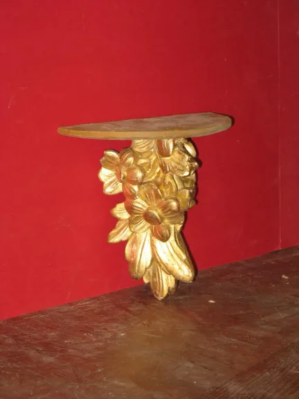 Console, époque 19ème en bois doré.