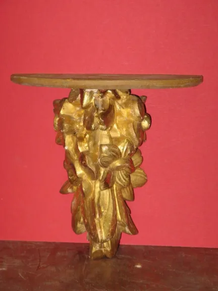 Console, époque 19ème en bois doré.