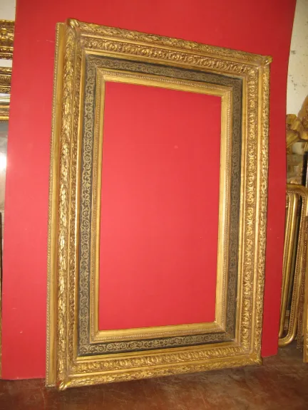 Cadre époque 19 ème en bois doré.