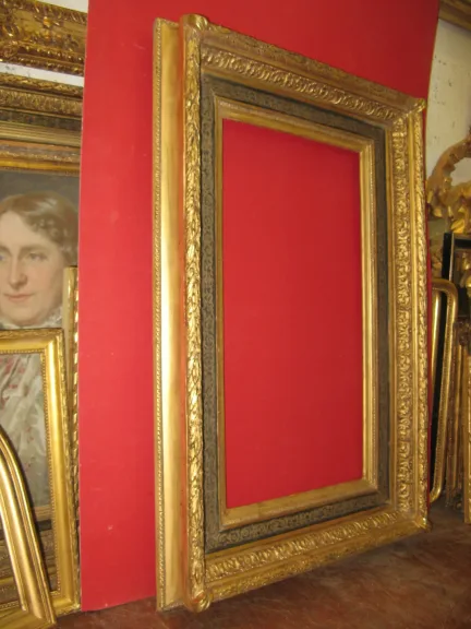 Cadre époque 19 ème en bois doré.