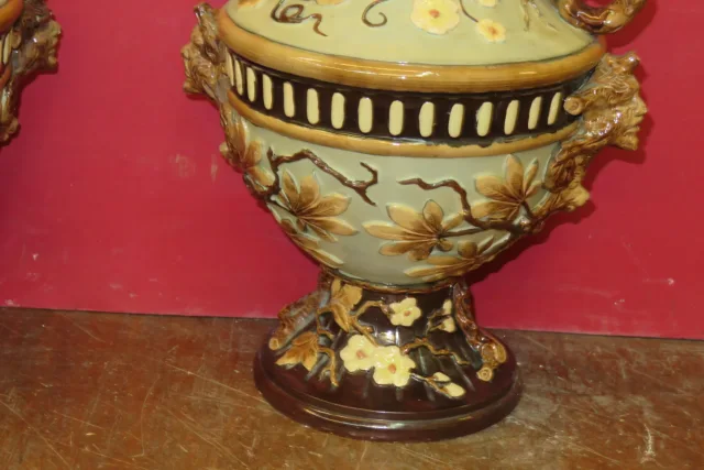 Paire de vases en faïence, époque 20 ème.