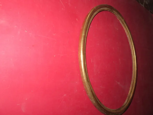 Cadre Ovale,  époque 19 ème, en bois doré.