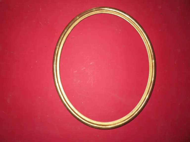 Cadre Ovale,  époque 19 ème, en bois doré.