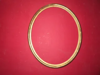 Cadre Ovale,  époque 19 ème, en bois doré.