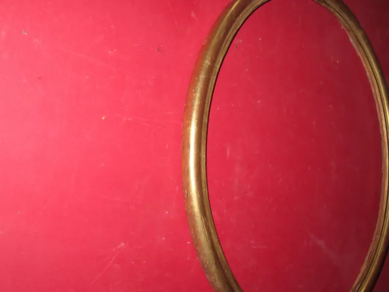 Cadre Ovale,  époque 19 ème, en bois doré.