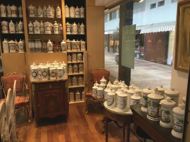 GRANDS CHOIX DE POTS A PHARMACIE ANCIENS