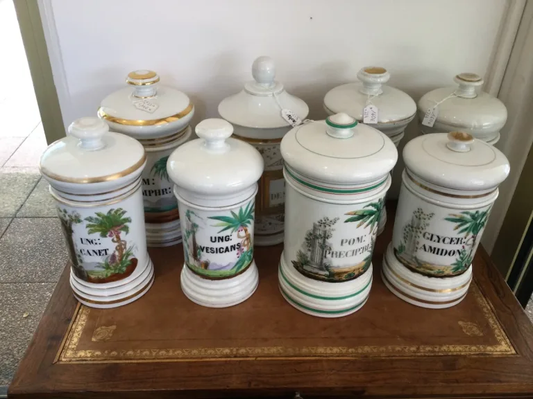 GRANDS CHOIX DE POTS A PHARMACIE ANCIENS