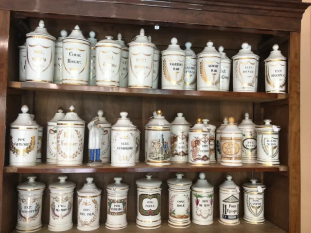 Grande collection de pots à Pharmacie anciens