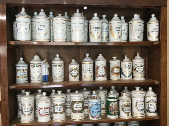 Grande collection de pots à Pharmacie anciens