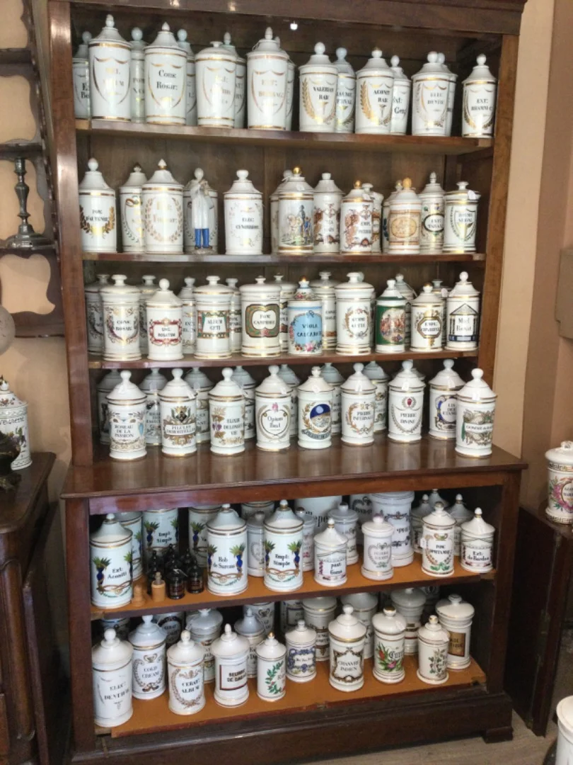 Grande collection de pots à Pharmacie anciens