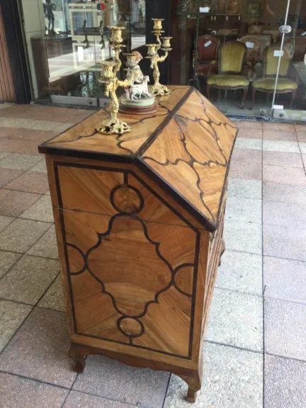 Bureau de pente en noyer et filet de amarante