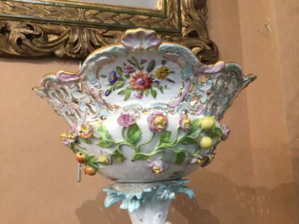 Grand surtout en porcelaine de Saxe