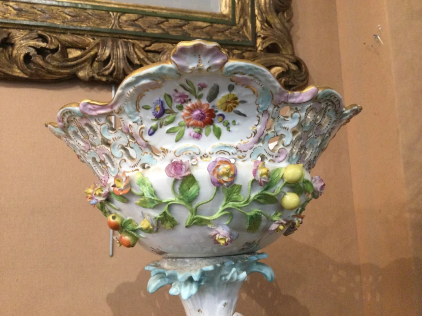 Grand surtout en porcelaine de Saxe