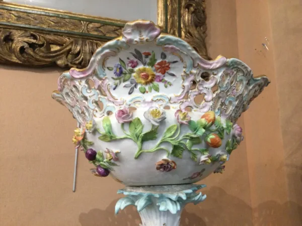 Grand surtout en porcelaine de Saxe
