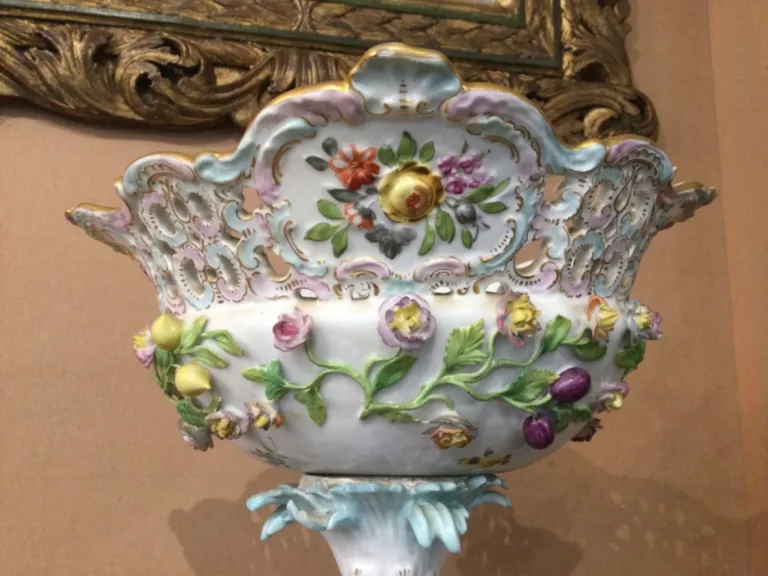Grand surtout en porcelaine de Saxe