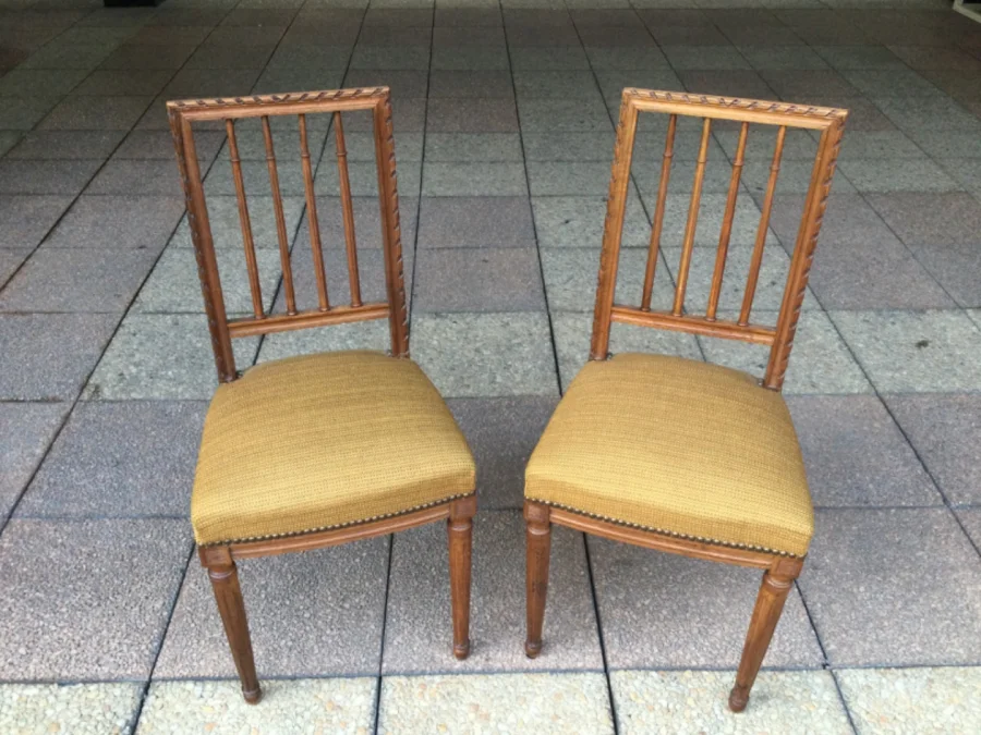 PAAR STÜHLE IM LOUIS XVI-STIL AUS WALNUSS