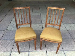 PAAR STÜHLE IM LOUIS XVI-STIL AUS WALNUSS