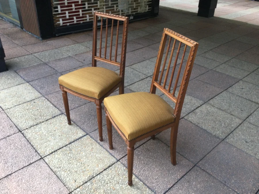 PAAR STÜHLE IM LOUIS XVI-STIL AUS WALNUSS